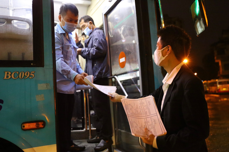 Xí nghiệp Xe buýt Hà Nội (Tổng Công ty Vận tải Hà Nội) cho vận hành 50% công suất số xe, chia làm 13 tuyến và nhánh tuyến. (Ảnh: Hoàng Hiếu/TTXVN)