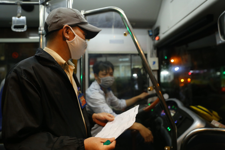 Kiểm tra thông tin lái xe của Xí nghiệp Xe buýt Hà Nội trước khi xuất bến. (Ảnh: Hoàng Hiếu/TTXVN)