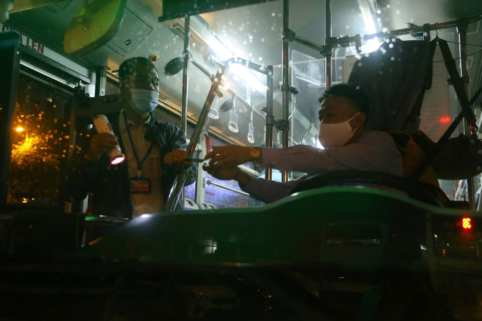 Kiểm tra thông tin lái xe của Xí nghiệp Xe buýt Hà Nội trước khi xuất bến. (Ảnh: Hoàng Hiếu/TTXVN)