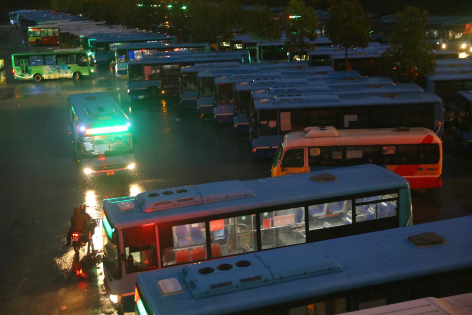 Khu đậu xe của Xí nghiệp Xe buýt Hà Nội tại 29 Lạc Trung sáng 14/10. (Ảnh: Hoàng Hiếu/TTXVN)