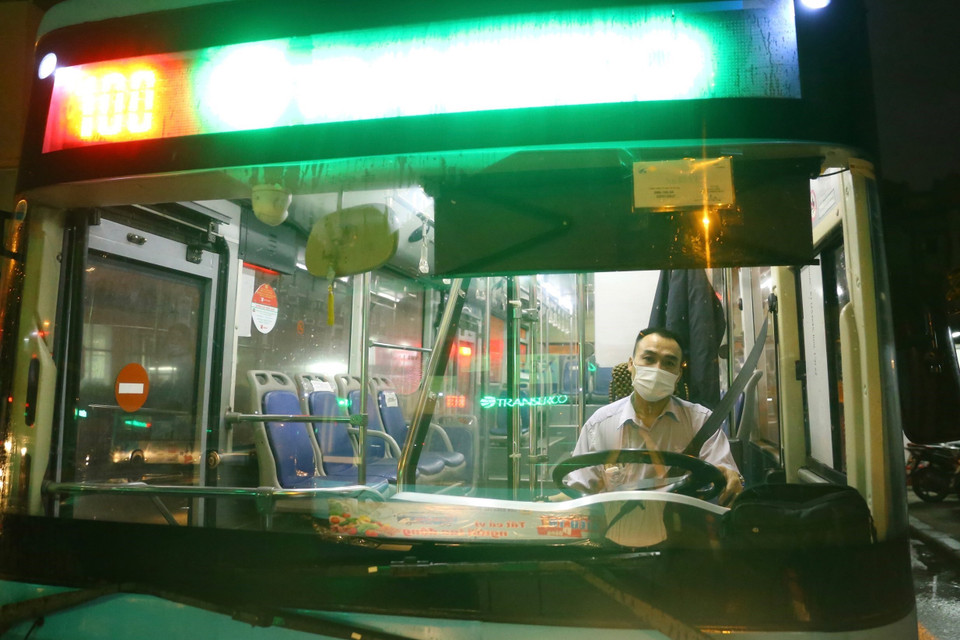 Lái xe Ngô Kim Tuyến (tuyến 100 Đặng Xá-Long Biên) vui mừng khi tuyến xe được hoạt động trở lại. (Ảnh: Hoàng Hiếu/TTXVN)