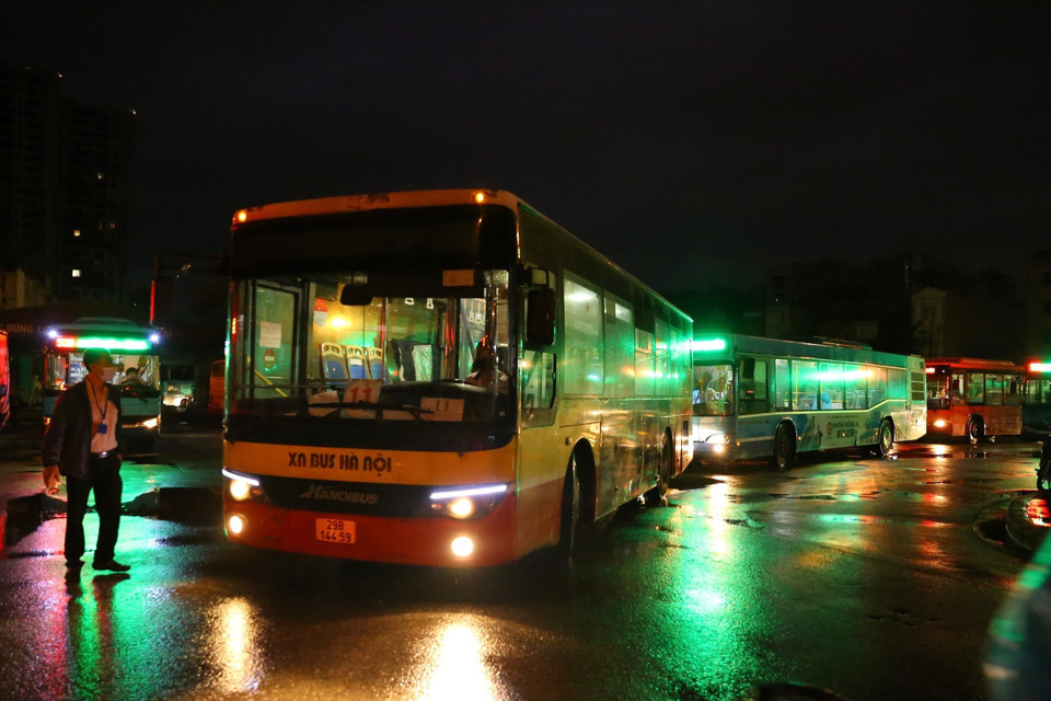 Các xe của Xí nghiệp Xe buýt Hà Nội chuẩn bị xuất bến lúc 5h10 ngày 14/10. (Ảnh: Hoàng Hiếu/TTXVN)