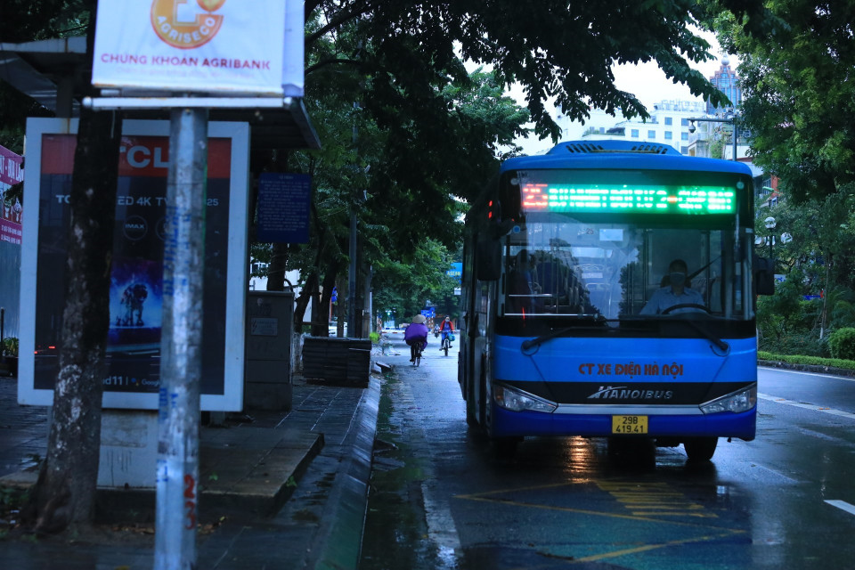 Xe buýt vào trạm đón, trả khách trên đường Giảng Võ, sáng 14/10. (Ảnh: Tuấn Anh/TTXVN)