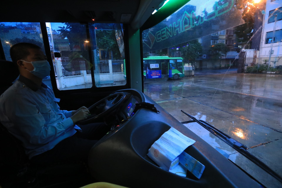 Lái xe tuyến xe buýt 107 Vũ Như Thắng chuẩn bị rời bến Kim Mã. (Ảnh: Tuấn Anh/TTXVN)