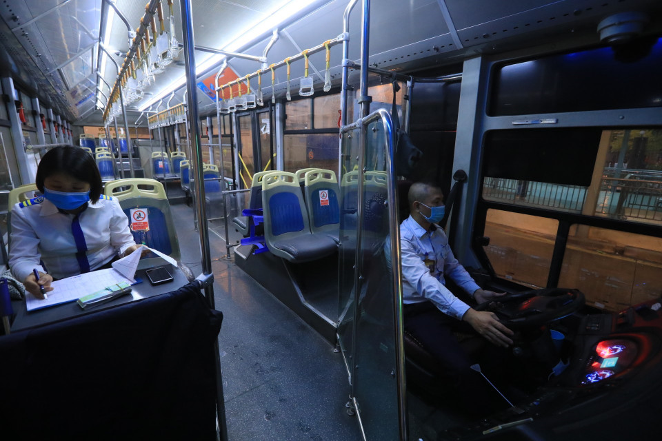 Xe tuyến xe buýt BRT 01 chuẩn bị rời bến Kim Mã. (Ảnh: Tuấn Anh/TTXVN)