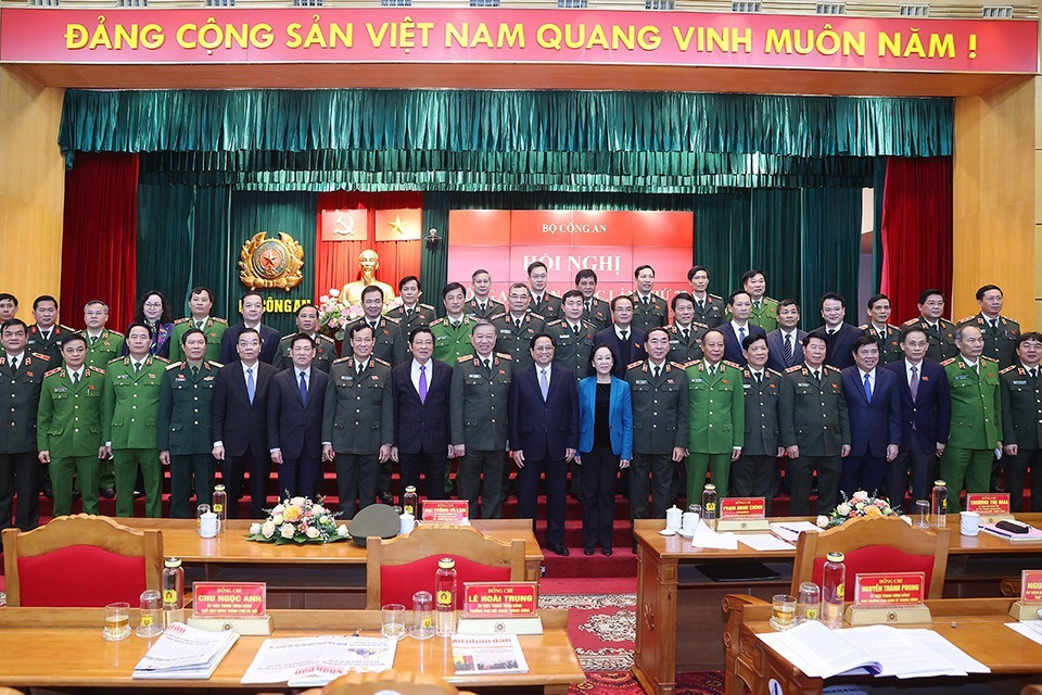 Thủ tướng Phạm Minh Chính chụp ảnh cùng các đại biểu dự hội nghị. (Ảnh: Dương Giang/TTXVN)