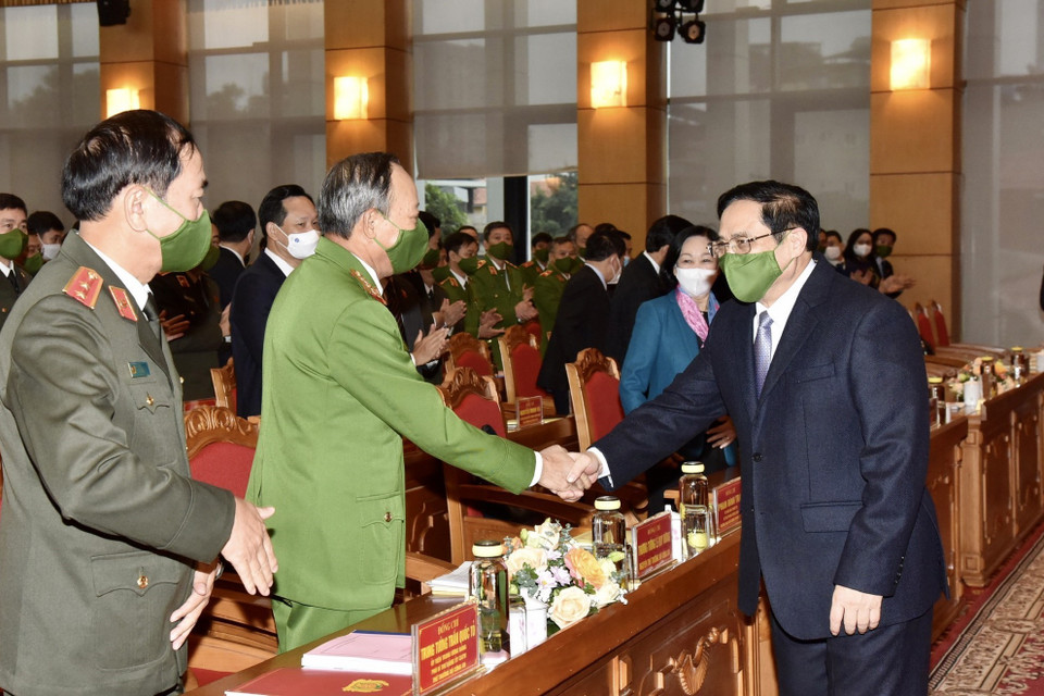 Thủ tướng Phạm Minh Chính bắt tay với các đại biểu. (Ảnh: Dương Giang/TTXVN)