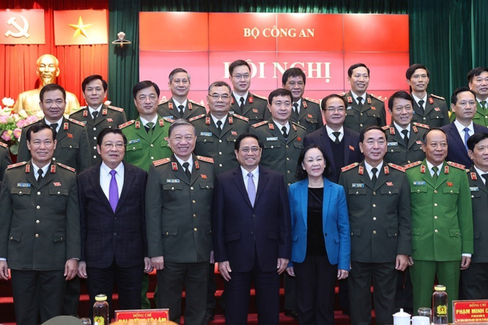 Thủ tướng Phạm Minh Chính chụp ảnh cùng các đại biểu dự hội nghị. (Ảnh: Dương Giang/TTXVN)