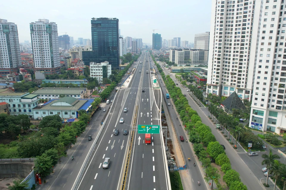 Dự án xây dựng đường vành đai 3 trên cao đoạn Mai Dịch-Nam Thăng Long (cầu cạn Mai Dịch-Nam Thăng Long) do Bộ Giao thông Vận tải làm chủ đầu tư. Công trình có chiều dài 5,36km, tổng mức đầu tư 5.343 tỷ đồng, sử dụng nguồn vốn ODA của Nhật Bản và vốn đối ứng của Chính phủ Việt Nam. (Ảnh: Văn Hào/Vietnam+)