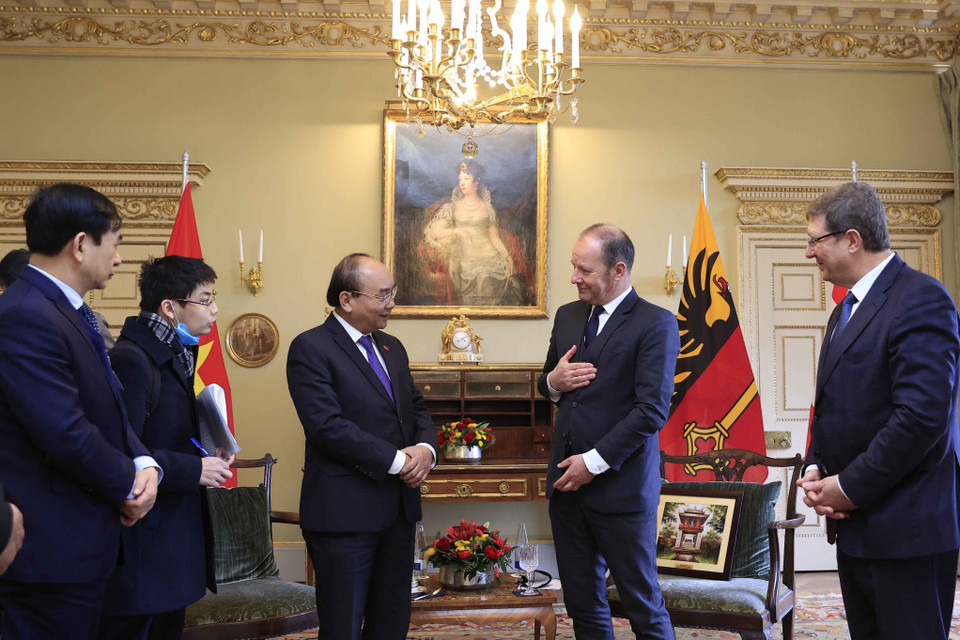 Tiếp tục thăm chính thức Liên bang Thụy Sĩ, sáng 28/11/2021 (theo giờ địa phương), Chủ tịch nước Nguyễn Xuân Phúc gặp Chủ tịch Hội đồng bang Geneva Serge Dal Busco. (Ảnh: Thống Nhất/TTXVN)