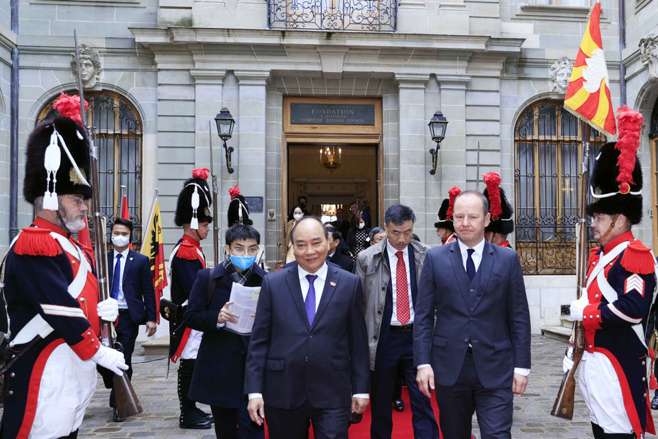 Chủ tịch nước Nguyễn Xuân Phúc gặp Chủ tịch Hội đồng bang Geneva Serge Dal Busco. (Ảnh: Thống Nhất/TTXVN)