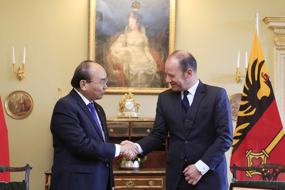 Chủ tịch nước Nguyễn Xuân Phúc bắt tay Chủ tịch Hội đồng bang Geneva Serge Dal Busco. (Ảnh: Thống Nhất/TTXVN)