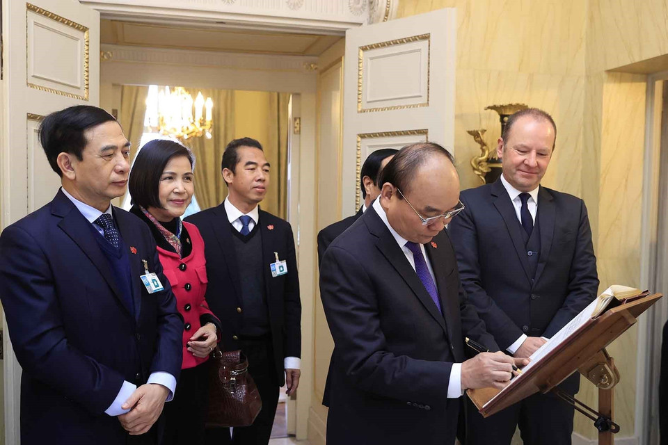 Chủ tịch nước Nguyễn Xuân Phúc ghi sổ lưu niệm sau cuộc gặp Chủ tịch Hội đồng bang Geneva Serge Dal Busco. (Ảnh: Thống Nhất/TTXVN)