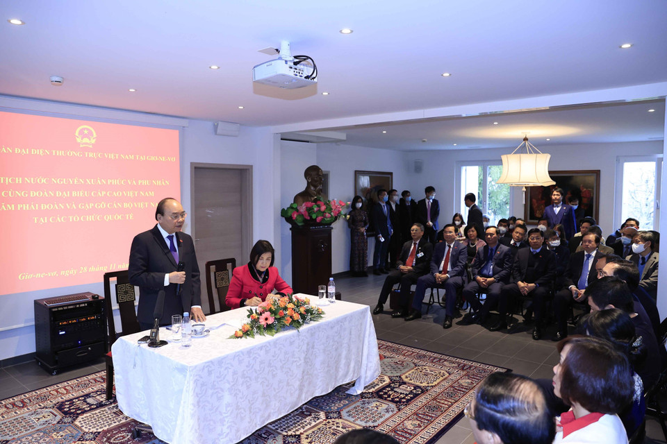 Chủ tịch nước Nguyễn Xuân Phúc phát biểu tại buổi gặp gỡ cán bộ Việt Nam làm việc tại các tổ chức quốc tế; cán bộ, nhân viên Phái đoàn Việt Nam tại Geneva. (Ảnh: Thống Nhất/TTXVN)