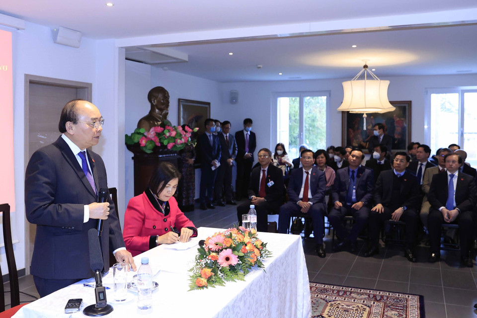 Chủ tịch nước Nguyễn Xuân Phúc phát biểu tại buổi gặp gỡ cán bộ, nhân viên Phái đoàn đại diện thường trực Việt Nam tại Geneva và chuyên gia Việt Nam làm việc tại các tổ chức quốc tế. (Ảnh: Thống Nhất/TTXVN) 