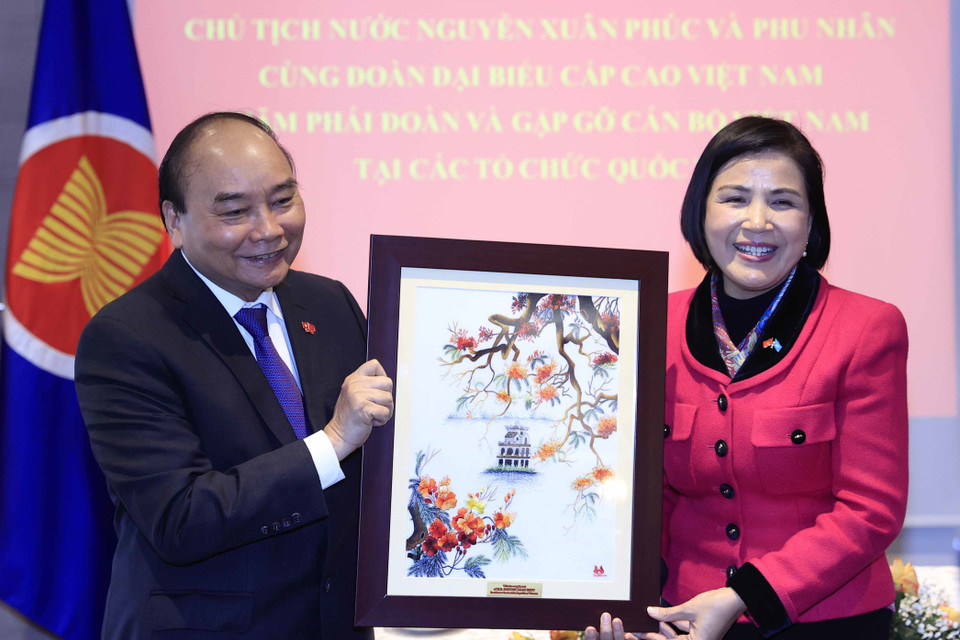 Chủ tịch nước Nguyễn Xuân Phúc tặng quà cho Phái đoàn đại diện thường trực Việt Nam tại Geneva. (Ảnh: Thống Nhất/TTXVN)