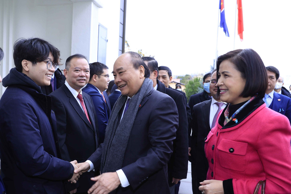 Chủ tịch nước bắt tay với các cán bộ, nhân viên Phái đoàn Việt Nam tại Geneva. (Ảnh: Thống Nhất/TTXVN)