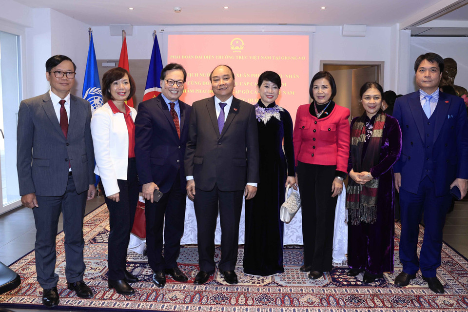 Chủ tịch nước Nguyễn Xuân Phúc và phu nhân chụp ảnh lưu niệm cùng các cán bộ, nhân viên Phái đoàn đại diện thường trực Việt Nam tại Geneva. (Ảnh: Thống Nhất/TTXVN)