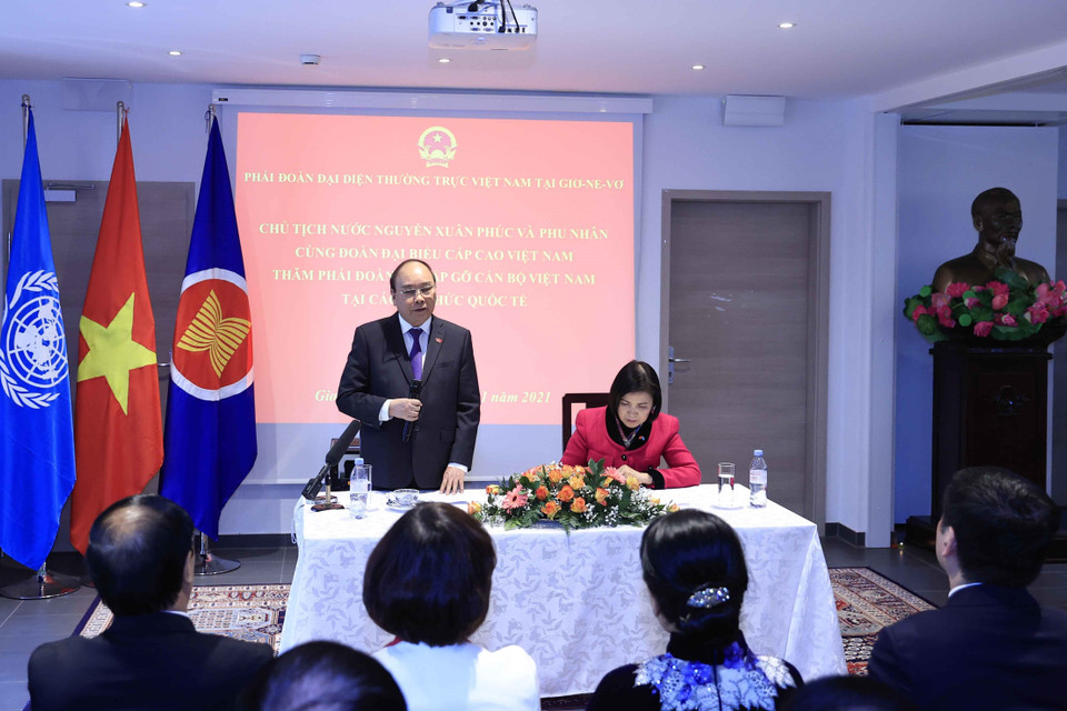 Chủ tịch nước biểu dương những đóng góp tích cực của Phái đoàn và các chuyên gia đối với thành tích đối ngoại chung của cả nước trong những năm qua. (Ảnh: Thống Nhất/TTXVN)