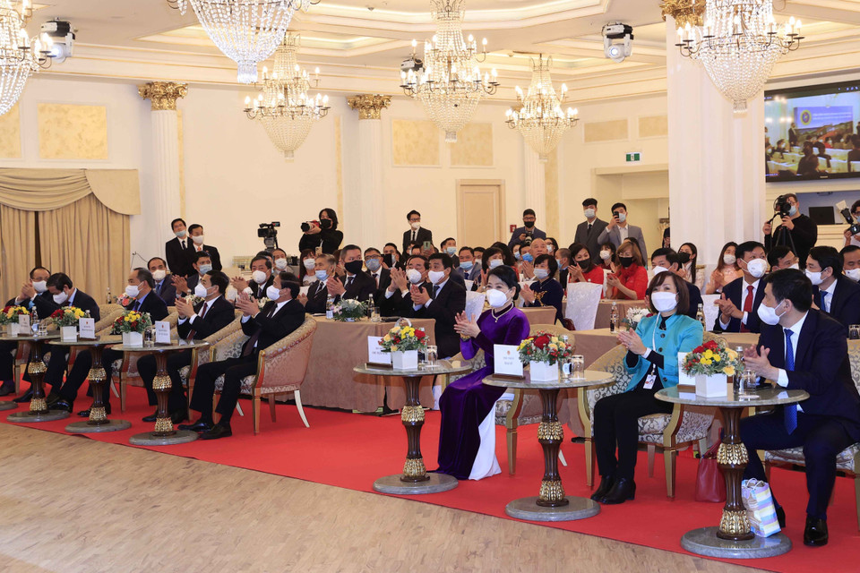 Chủ tịch nước lắng nghe, ghi nhận các kiến nghị được bà con nêu trong cuộc gặp, và hứa sẽ đưa ra những quyết sách để tạo thuận lợi cho bà con trở về Việt Nam trong tình hình mới, giúp bà con ngày càng gắn kết, gần gũi hơn với Tổ quốc. (Ảnh: Thống Nhất/TTXVN)