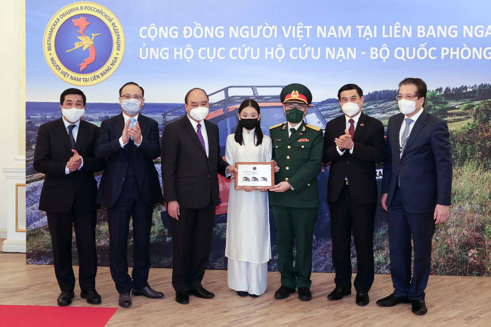 Chủ tịch nước Nguyễn Xuân Phúc chứng kiến lễ trao tặng ôtô của cộng đồng Việt Nam tại Liên bang Nga cho Cục cứu nạn cứu hộ-Bộ Quốc phòng. (Ảnh: Thống Nhất/TTXVN)