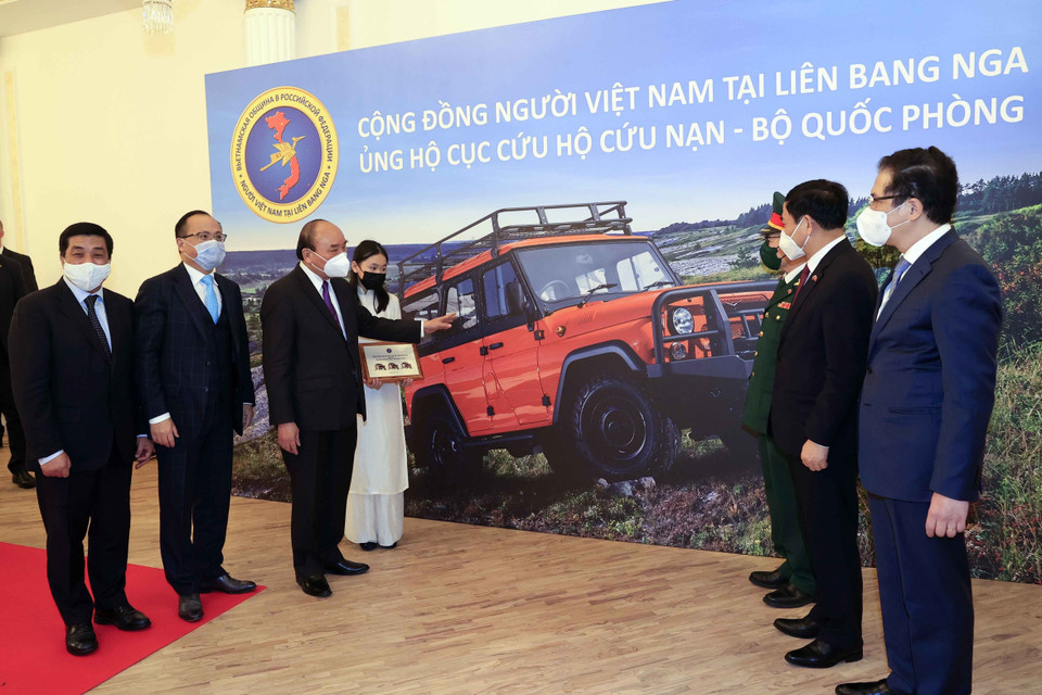 Chủ tịch nước Nguyễn Xuân Phúc chứng kiến lễ trao tặng ôtô của cộng đồng Việt Nam tại Liên bang Nga cho Cục cứu nạn cứu hộ-Bộ Quốc phòng. (Ảnh: Thống Nhất/TTXVN)
