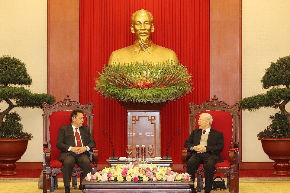 Tổng Bí thư Nguyễn Phú Trọng trao đổi với Chủ tịch Quốc hội Lào Xaysomphone Phomvihane về quan hệ hai nước. (Ảnh: Trí Dũng/TTXVN)