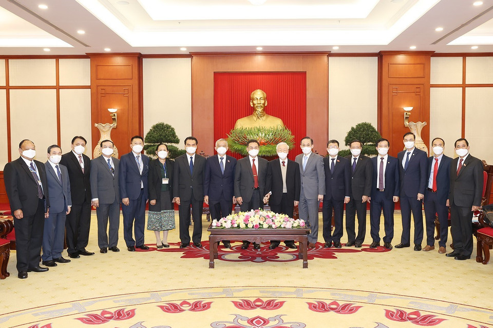 Tổng Bí thư Nguyễn Phú Trọng và Chủ tịch Quốc hội Lào Xaysomphone Phomvihane chụp ảnh chung cùng các đại biểu. (Ảnh: Trí Dũng/TTXVN)