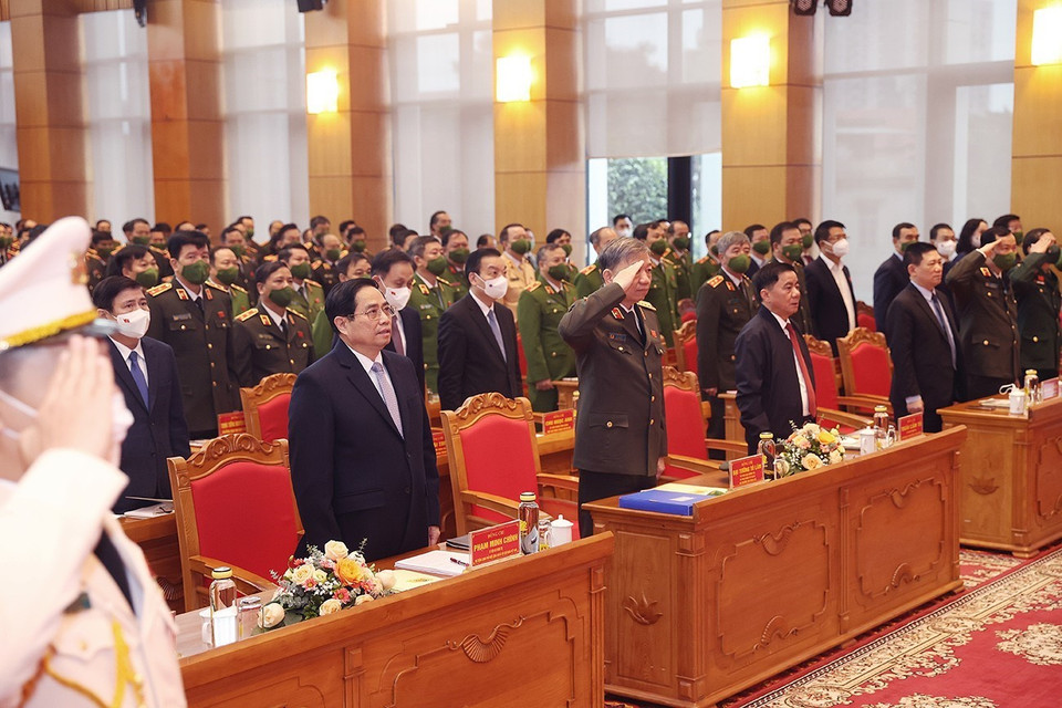 Thủ tướng Phạm Minh Chính với các đại biểu thực hiện nghi lễ chào cờ. (Ảnh: Dương Giang/TTXVN)