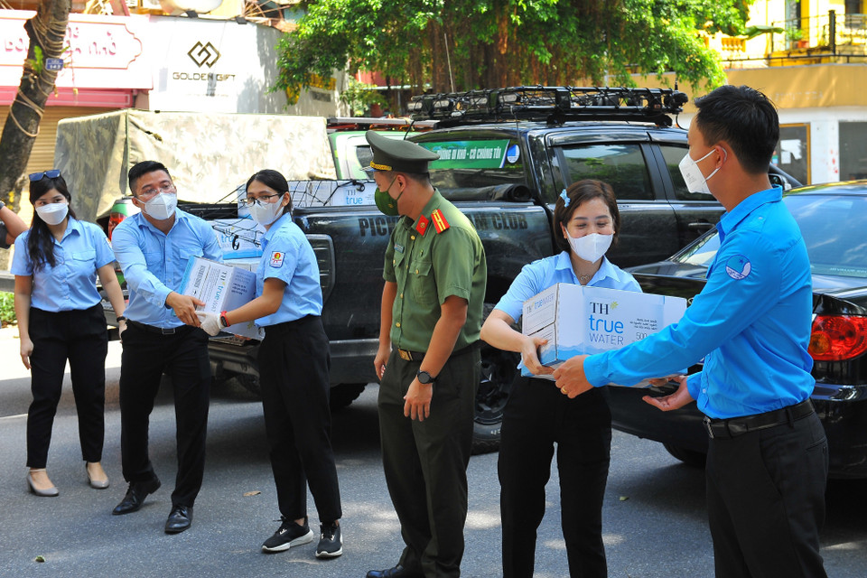 Các loại nước hoa quả được các hội viên, thanh niên, giáo viên Tổng phụ trách Thủ đô tự tay pha chế và được câu lạc bộ xe bán tải địa hình Việt Nam (PVCclub trực thuộc Hội Liên hiệp Thanh niên Thành phố) vận chuyển miễn phí đến tận tay các chiến sỹ. (Ảnh: Minh Đức/TTXVN)