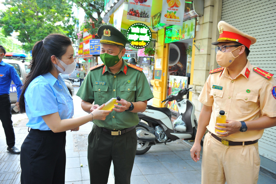 “Hà Nội nghĩa tình: Tấm lòng áo xanh-Ly nước gửi anh” được Thành đoàn-Hội Liên hiệp Thanh niên-Hội đồng Đội thành phố Hà Nội triển khai với mong muốn những ly nước mát sẽ tiếp thêm năng lượng hàng ngày cho lực lượng công an Thủ đô đang thực hiện nhiệm vụ tại 6 tổ tuần tra kiểm soát lưu động và 30 chốt tại các quận huyện thị xã. (Ảnh: Minh Đức/TTXVN)