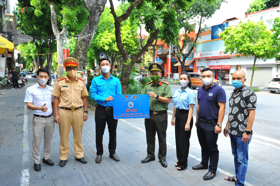 Chương trình được triển khai thể hiện sự đồng lòng, chung sức của tuổi trẻ Thủ đô từ những việc nhỏ nhất; cùng lực lượng tuyến đầu tiếp tục đoàn kết, từng bước đẩy lùi và chiến thắng đại dịch COVID-19. (Ảnh: Minh Đức/TTXVN)