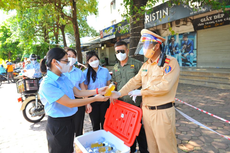 Đây chính là tình cảm, niềm tin của thanh niên Thủ đô gửi tặng các cán bộ, chiến sỹ công an không quản thời tiết nắng nóng, luôn tận tâm, tận lực thực hiện nhiệm vụ phòng, chống dịch, bảo vệ bình yên cho Thủ đô. (Ảnh: Minh Đức/TTXVN)