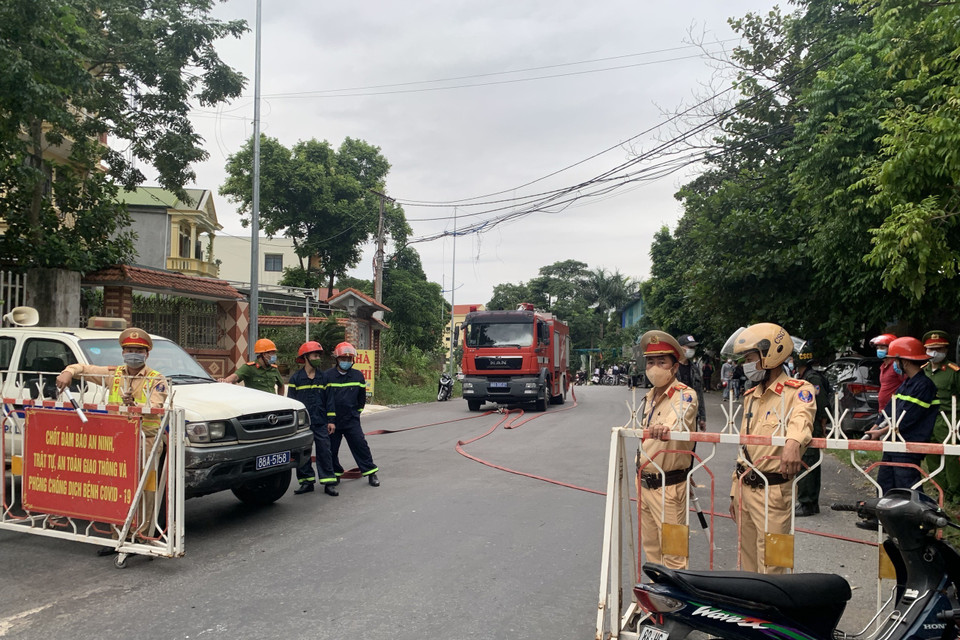 Công an huyện Tam Đảo phối hợp với các đơn vị của Công an tỉnh Vĩnh Phúc vây bắt các đối tượng điều khiển môtô đánh võng trên đường. (Ảnh TTXVN phát)