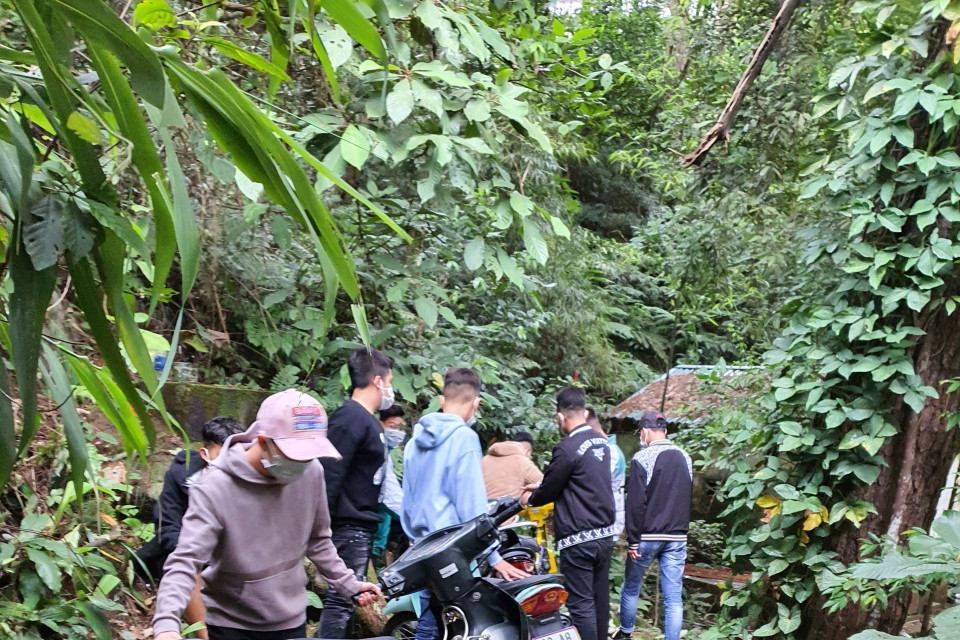 Bắt giữ phương tiện và các trường hợp điều khiển môtô đánh võng trên đường. (Ảnh TTXVN phát)