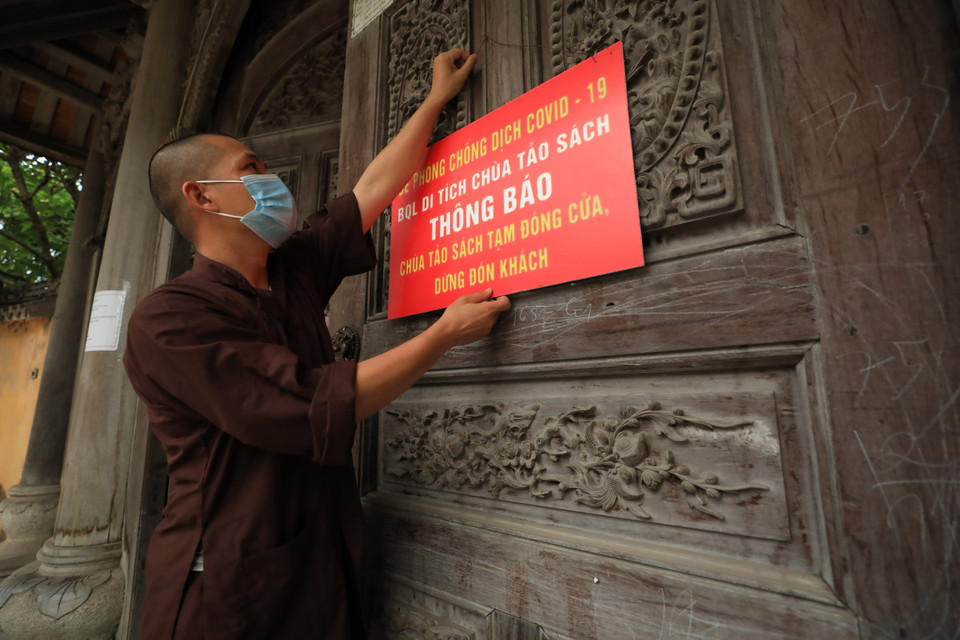 Ban Quản lý chùa Tảo Sách treo biển thông báo tạm dừng đón khách.(Ảnh: Minh Đức/TTXVN)