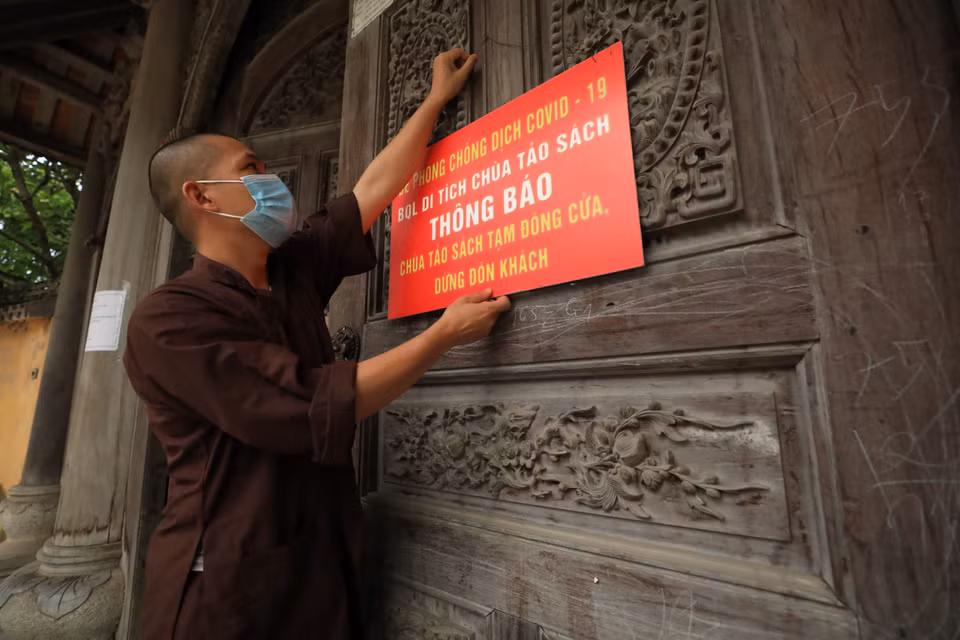 Ban Quản lý chùa Tảo Sách treo biển thông báo tạm dừng đón khách.(Ảnh: Minh Đức/TTXVN)