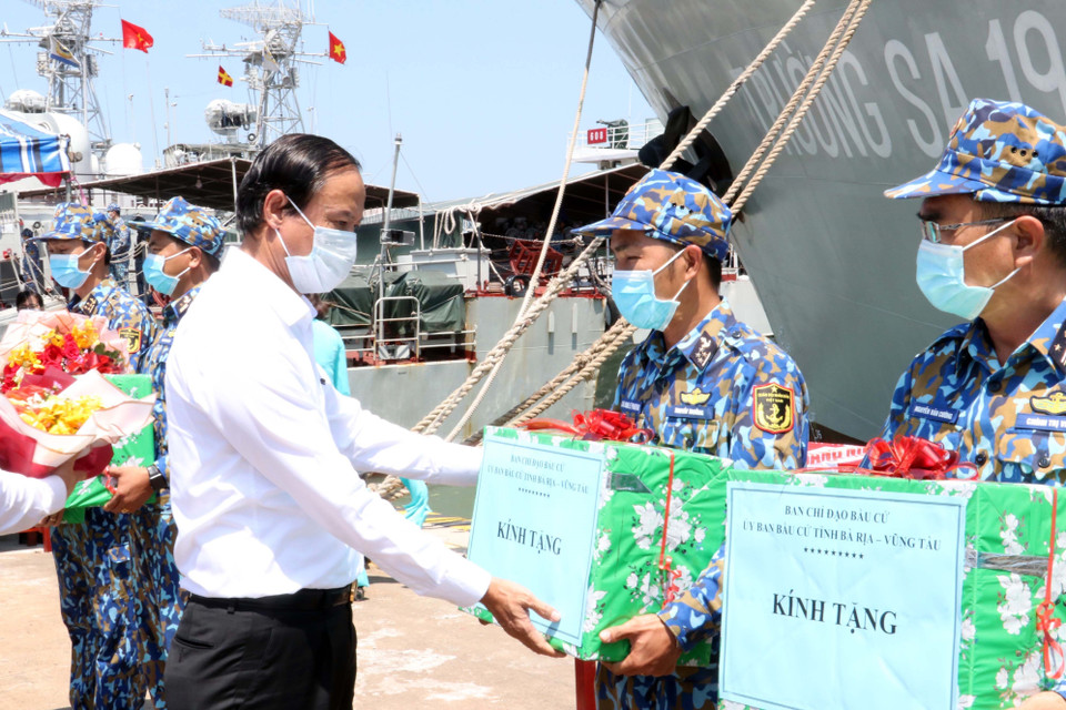 Chủ tịch UBND, Chủ tịch Ủy ban bầu cử tỉnh Bà Rịa-Vũng Tàu Nguyễn Văn Thọ tặng quà, động viên đoàn công tác. (Ảnh: Đoàn Mạnh Dương/TTXVN)