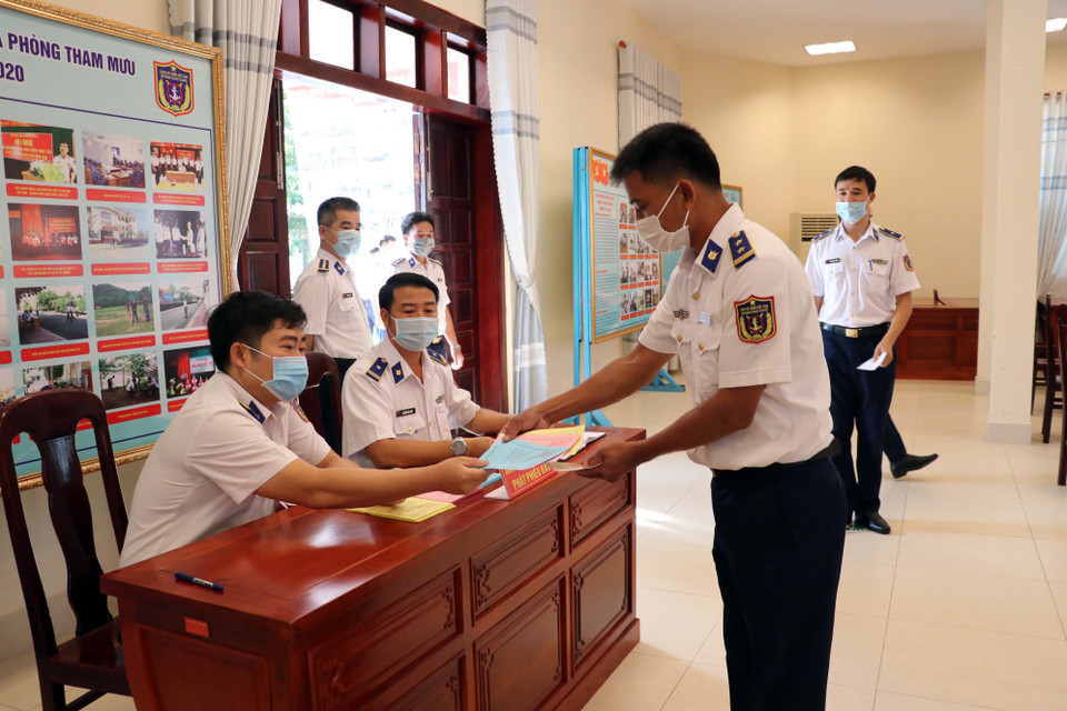 Cán bộ, chiến sỹ lấy phiếu bầu tại Trụ sở Cảnh sát biển Vùng 3. (Ảnh: Đoàn Mạnh Dương/TTXVN)