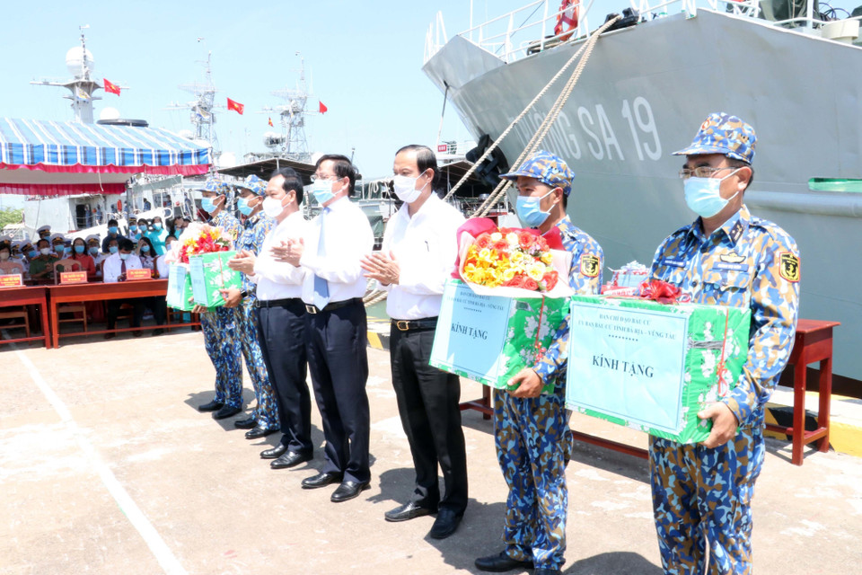 Lãnh đạo tỉnh Bà Rịa-Vũng Tàu tặng quà, động viên đoàn công tác. (Ảnh: Đoàn Mạnh Dương/TTXVN)