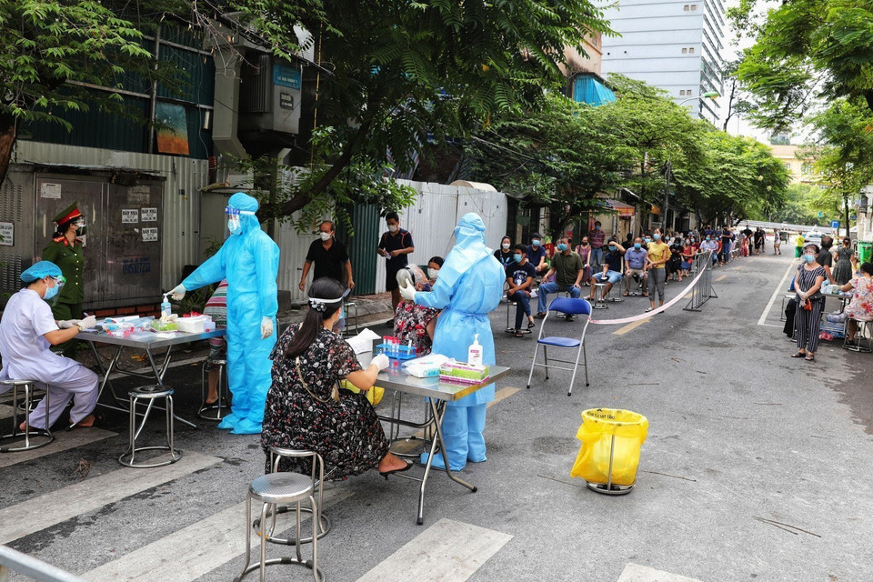 Ngày 13/8, khoảng 6.000 cư dân của 9 tổ dân phố phường Lê Đại Hành, quận Hai Bà Trưng sẽ được lấy mẫu xét nghiệm COVID-19. (Ảnh: Thành Đạt/TTXVN)