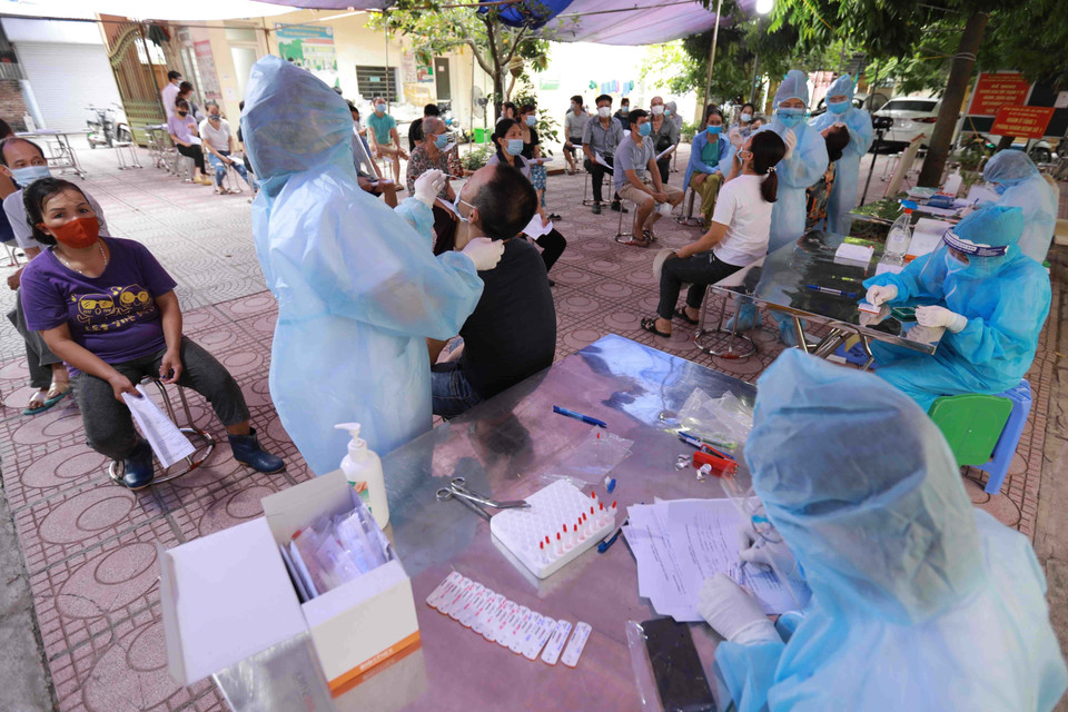 Trong 2 ngày 14-15/8, quận Nam Từ Liêm lấy mẫu xét nghiệm cho 550 người dân ở phường Tây Mỗ, quận Nam Từ Liêm. (Ảnh: Vũ Sinh/TTXVN)