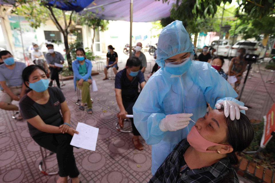 Trong 2 ngày 14-15/8, quận Nam Từ Liêm lấy mẫu xét nghiệm cho 550 người dân ở phường Tây Mỗ, quận Nam Từ Liêm. (Ảnh: Vũ Sinh/TTXVN)