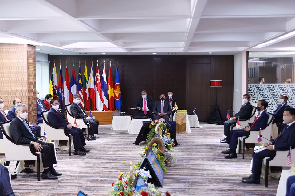 Tham dự hội nghị gồm lãnh đạo 9 nước thành viên ASEAN: Brunei, Campuchia, Lào, Malaysia, Philippines, Singapore, Việt Nam, Thái Lan và lãnh đạo quân đội Myanmar - Thống tướng Min Aung Hlaing. (Ảnh: Dương Giang/TTXVN)