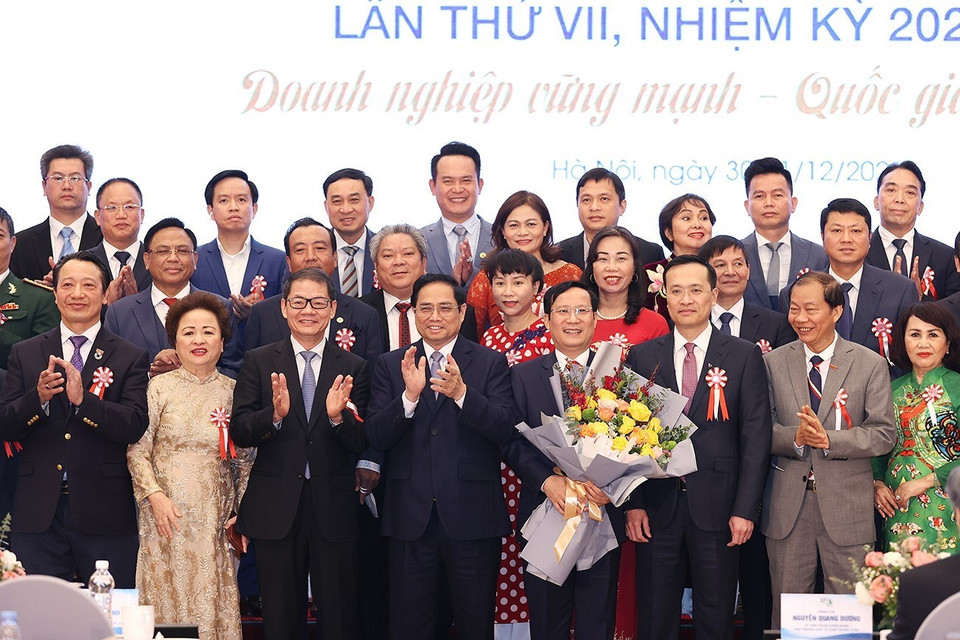 Thủ tướng Phạm Minh với Ban Chấp hành VCCI nhiệm kỳ 2021-2026. (Ảnh: Dương Giang/TTXVN)