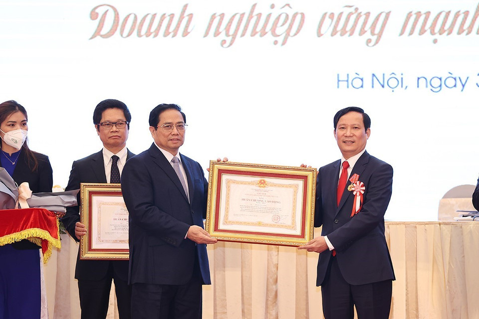 Thủ tướng Phạm Minh trao Huân chương Lao động hạng Nhất cho ông Phạm Tấn Công, Chủ tịch VCCI. (Ảnh: Dương Giang/TTXVN)