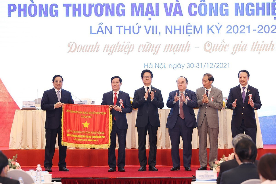 Thủ tướng Phạm Minh trao Cờ thi đua của Chính phủ tặng VCCI. (Ảnh: Dương Giang/TTXVN)