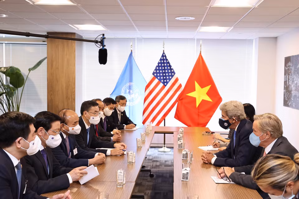 Chủ tịch nước Nguyễn Xuân Phúc gặp Đặc phái viên của Tổng thống Hoa Kỳ John Kerry. (Ảnh: Thống Nhất/TTXVN)