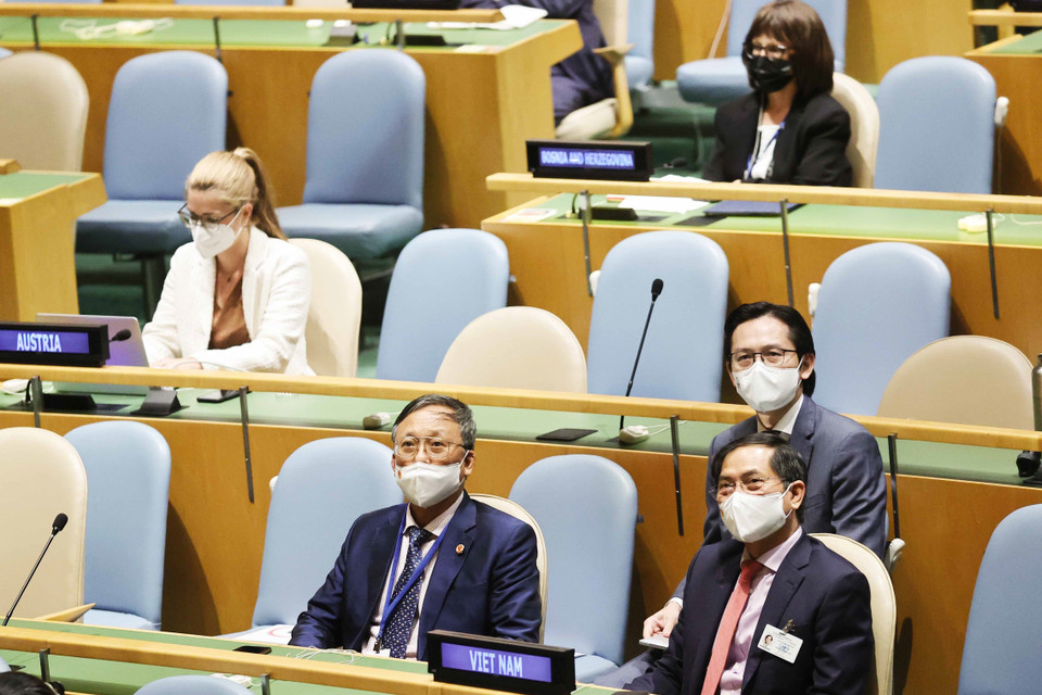 Bộ trưởng Ngoại giao Bùi Thanh Sơn và các đại biểu tham dự Phiên thảo luận Cấp cao Đại hội đồng Liên hợp quốc lần thứ 76. (Ảnh: Thống Nhất/TTXVN)