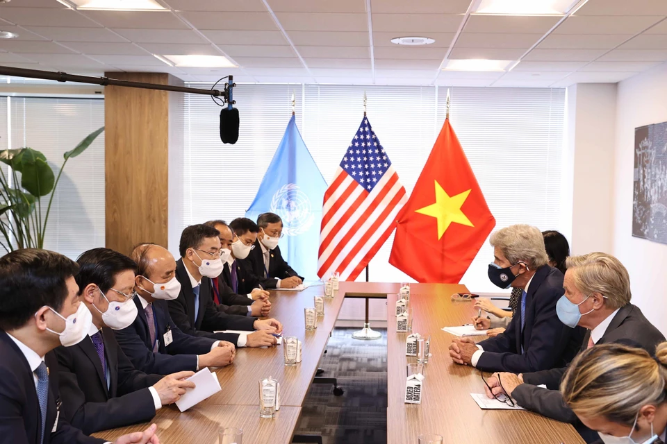Chủ tịch nước Nguyễn Xuân Phúc gặp Đặc phái viên của Tổng thống Hoa Kỳ John Kerry. (Ảnh: Thống Nhất/TTXVN)